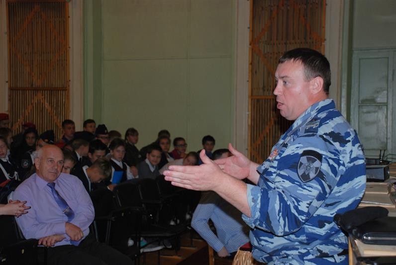В Екатеринбурге росгвардейцы приняли участие в круглом столе, посвященном Герою России генерал-полковнику Анатолию Романову