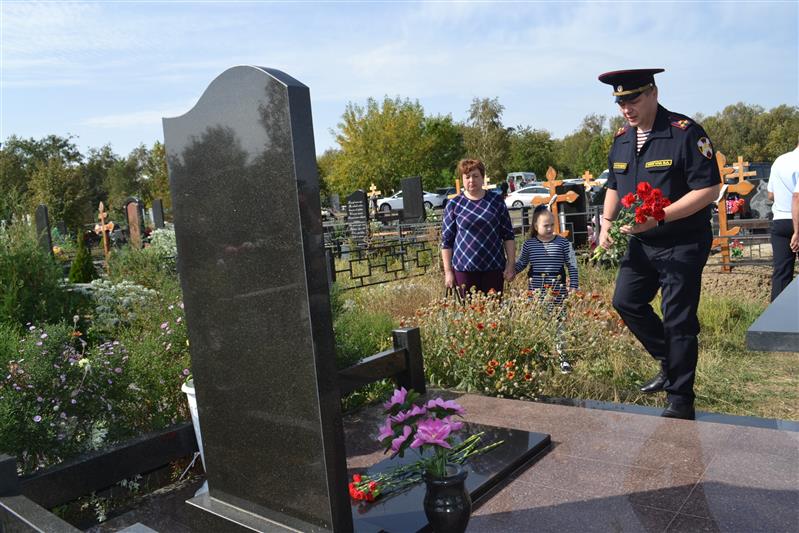 Донские росгвардейцы почтили память коллеги, погибшего при задержании банды вооруженных преступников