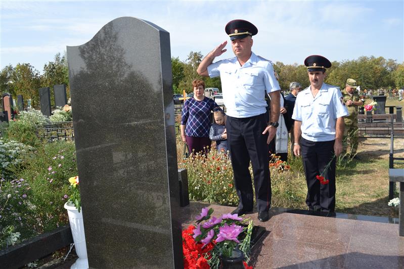Донские росгвардейцы почтили память коллеги, погибшего при задержании банды вооруженных преступников