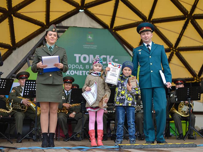 В Томске росгвардейцы на центральной площади города провели для томичей ведомственную акцию «Вальс нашей молодости»