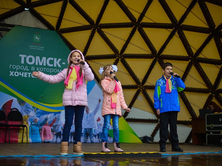 В Томске росгвардейцы на центральной площади города провели для томичей ведомственную акцию «Вальс нашей молодости»