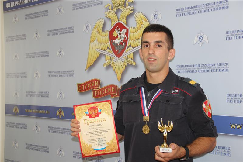Крымские росгвардейцы поздравили своего сослуживца с победой на чемпионате Южного округа Росгвардии по боевому самбо