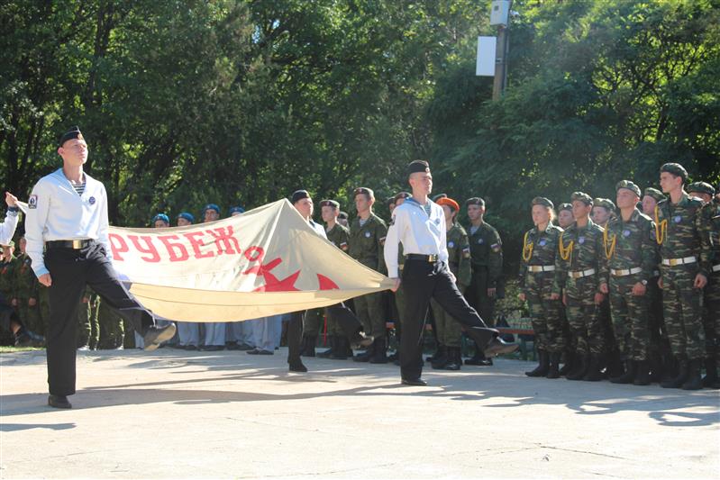 Бойцы СОБР «Сокол» Управления Росгвардии по городу Севастополю приняли участие в торжественной церемонии открытия финала военно-патриотической спортивной игры «Рубеж-51»