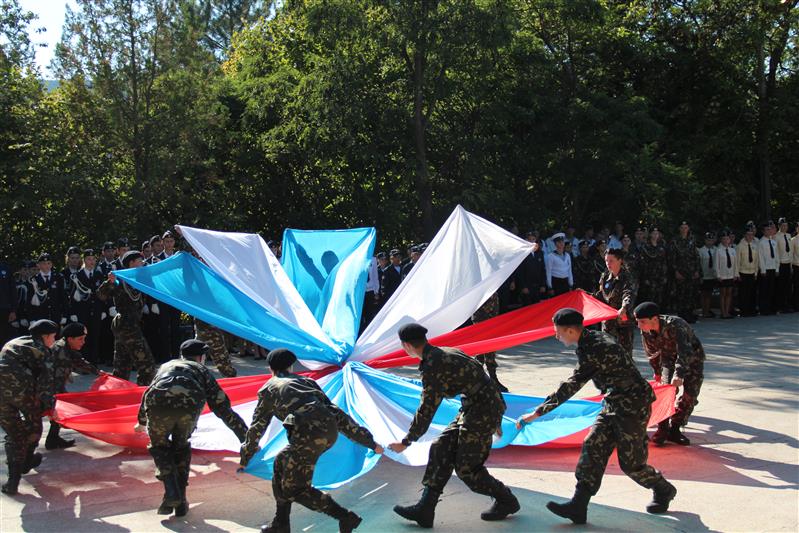 Бойцы СОБР «Сокол» Управления Росгвардии по городу Севастополю приняли участие в торжественной церемонии открытия финала военно-патриотической спортивной игры «Рубеж-51»