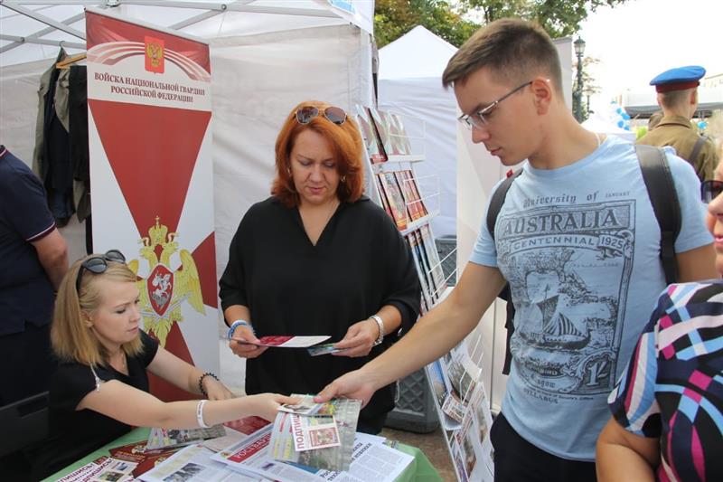 Творческий коллектив журнала «На боевом посту» и артисты Ансамбля песни и пляски Центрального округа Росгвардии поздравили москвичей с Днём города 