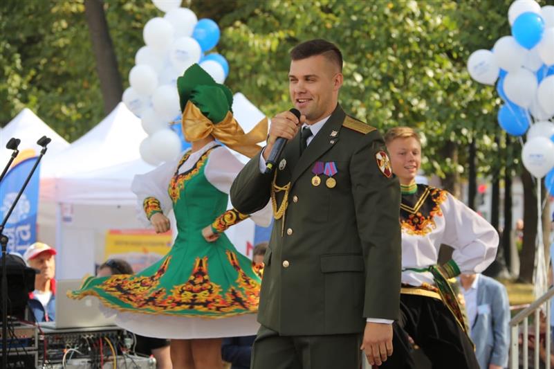 Творческий коллектив журнала «На боевом посту» и артисты Ансамбля песни и пляски Центрального округа Росгвардии поздравили москвичей с Днём города 