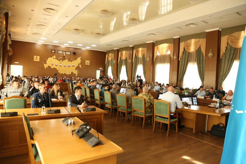 В Южно-Сахалинске пилоты преподнесли участникам молодёжного форума сюрприз, спустив с вертолёта мешок со сладостями (фото, видео)