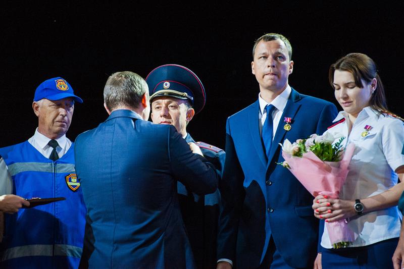 Губернатор Волгоградской области  наградил офицера Росгвардии за вклад в обеспечение правопорядка во время проведения чемпионата мира по футболу FIFA 2018
