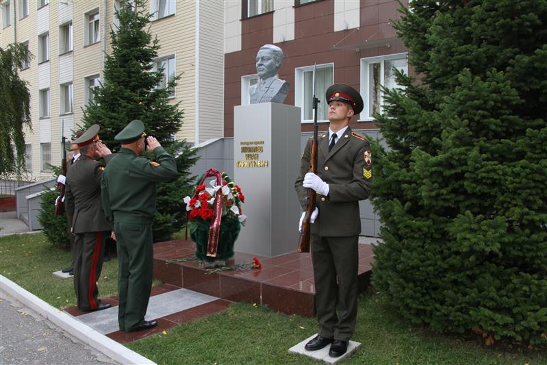 Генерал-полковник Сергей Захаркин провёл встречу с профессорско-преподавательским составом и курсантами Новосибирского института Росгвардии