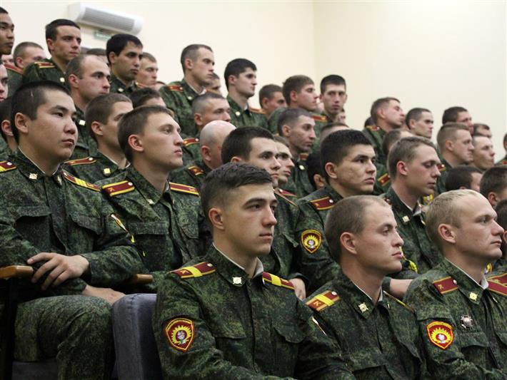 Генерал-полковник Сергей Захаркин провёл встречу с профессорско-преподавательским составом и курсантами Новосибирского института Росгвардии