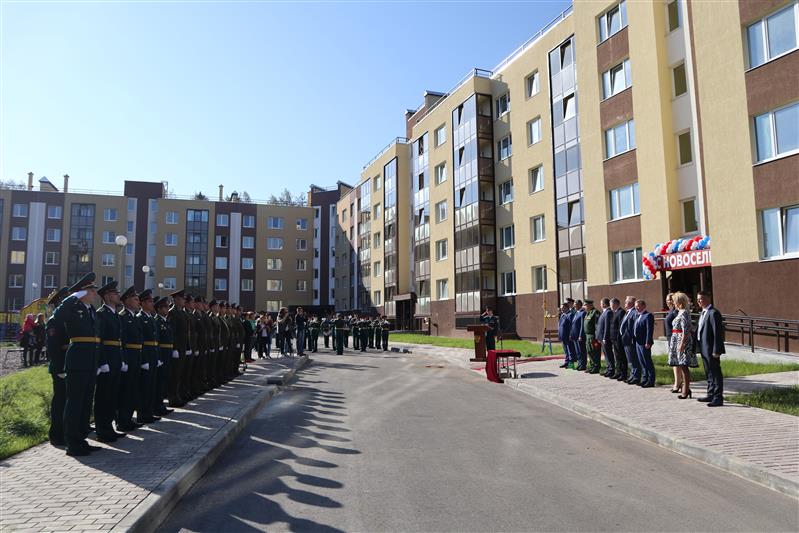 Военнослужащим Северо-Западного округа Росгвардии вручены ключи от 27 новых служебных квартир