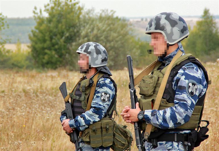 В Мордовии спецназ Росгвардии отработал тактику беспарашютного десантирования