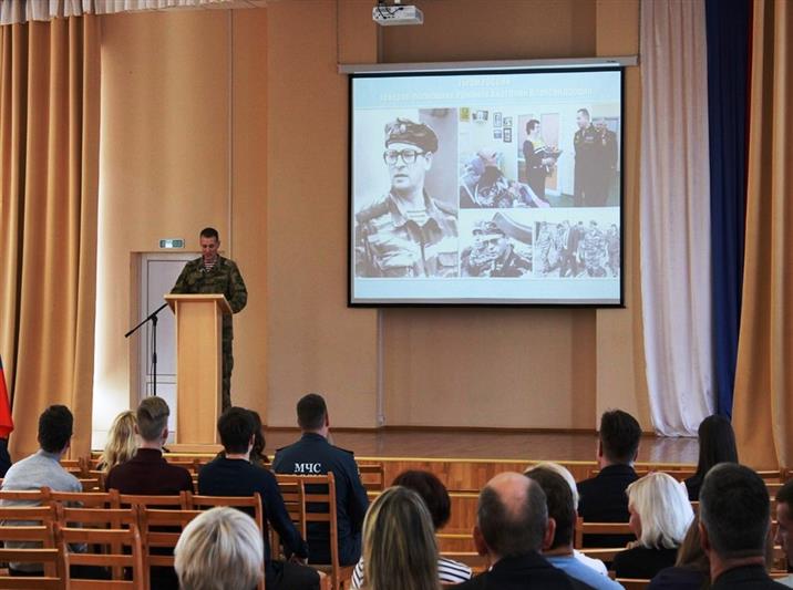 В Архангельске на военно-патриотическом симпозиуме росгвардейцы рассказали о Герое России Анатолии Романове