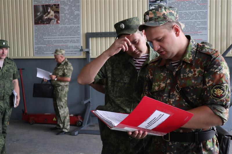 В Кабардино-Балкарии врио заместителя командующего Северо-Кавказским округом Росгвардии провёл показное занятие по переводу техники и вооружения на осенне-зимний режим эксплуатации