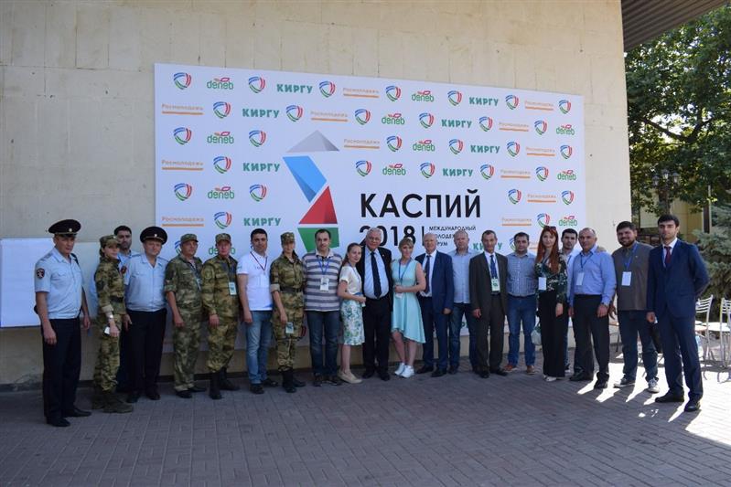 На форуме "Каспий-2018" сотрудники и военнослужащие Росгвардии приняли участие в круглом столе по вопросам патриотического воспитания молодежи