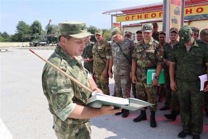 В Кабардино-Балкарии врио заместителя командующего Северо-Кавказским округом Росгвардии провёл показное занятие по переводу техники и вооружения на осенне-зимний режим эксплуатации
