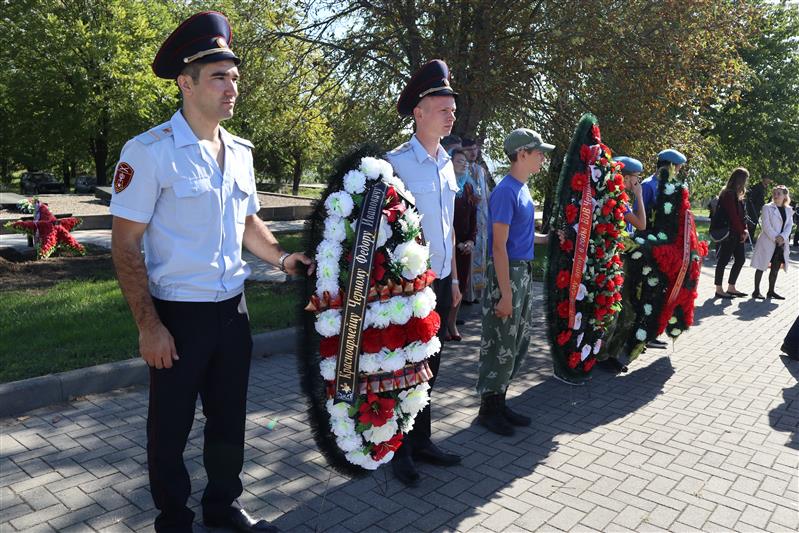 В Крымском районе представители Росгвардии приняли участие в торжественной церемонии захоронения останков крымчанина Фёдора Чёрного, погибшего в годы войны под Смоленском