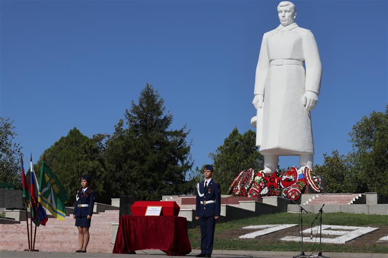 В Крымском районе представители Росгвардии приняли участие в торжественной церемонии захоронения останков крымчанина Фёдора Чёрного, погибшего в годы войны под Смоленском