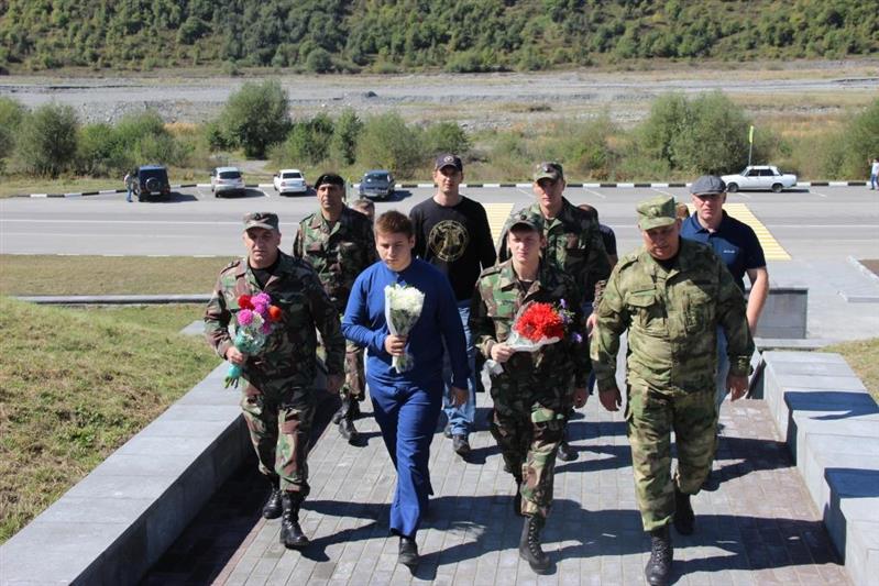 Сотрудники Северо-Осетинского ОМОН почтили память погибших от ледника Колка
