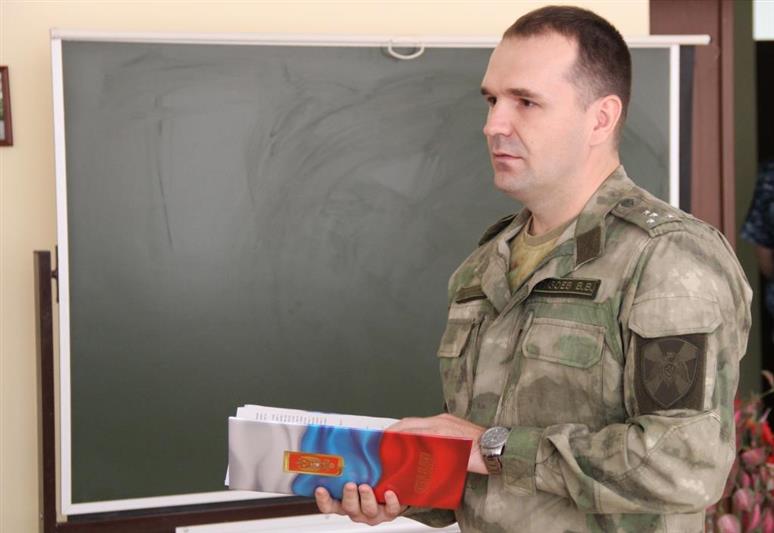 На уроке мужества росгвардейцы рассказали Владикавказским школьникам о Герое России Анатолии Романове