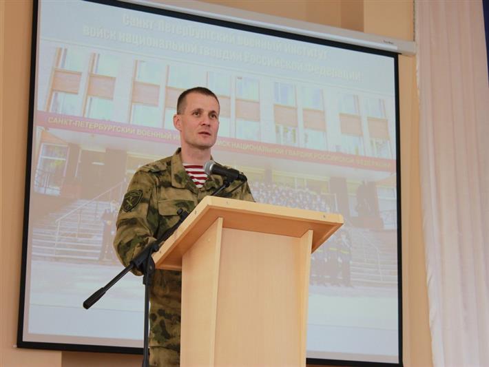 В Архангельске на военно-патриотическом симпозиуме росгвардейцы рассказали о Герое России Анатолии Романове
