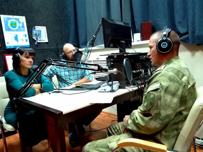 Офицер хакасского управления Росгвардии рассказал радиослушателям о Герое России Анатолии Романове 