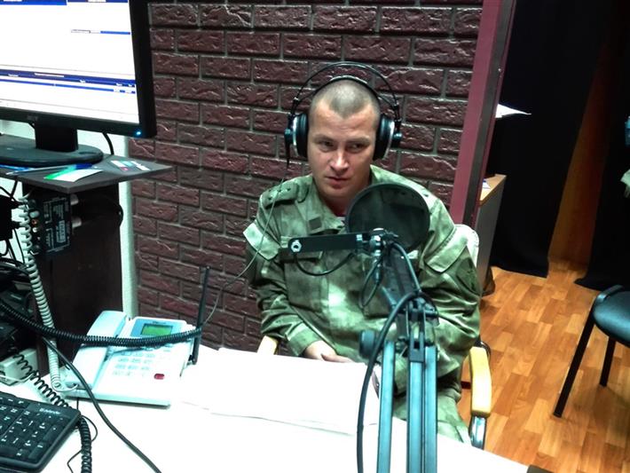 Офицер хакасского управления Росгвардии рассказал радиослушателям о Герое России Анатолии Романове