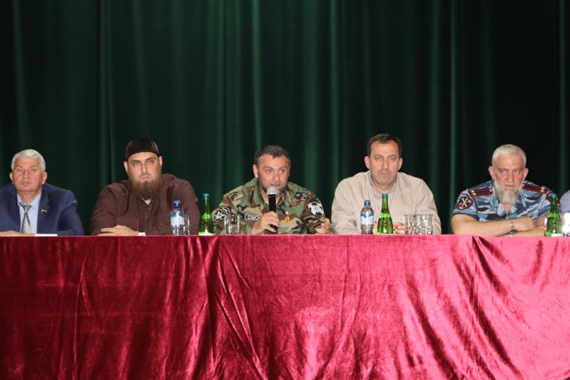 В Чечне командир ОМОН провёл профилактическую лекцию с молодёжью на тему: «Противодействие терроризму и экстремизму»