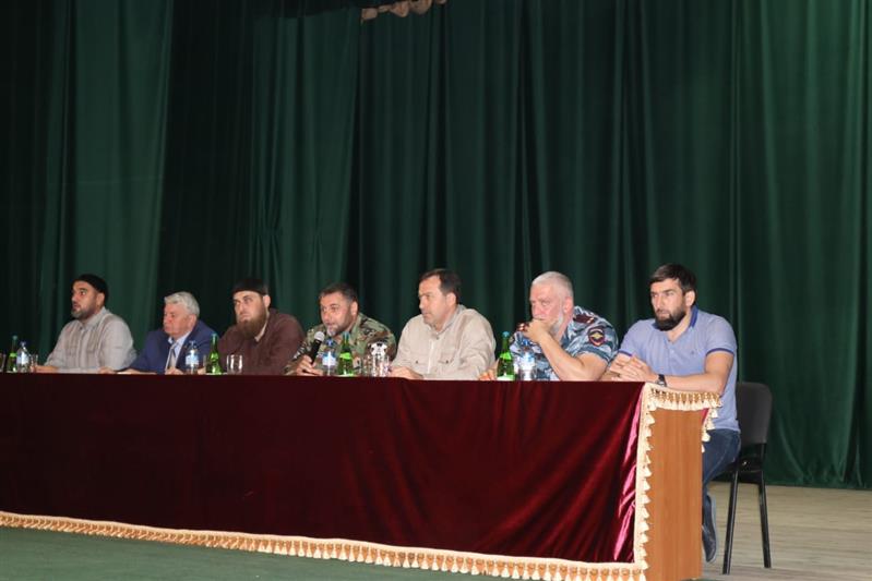 В Чечне командир ОМОН провёл профилактическую лекцию с молодёжью на тему: «Противодействие терроризму и экстремизму»