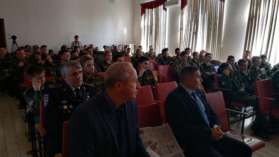 На Уроках мужества росгвардейцы Центрального округа рассказали ребятам о генерал-полковнике Анатолии Романове