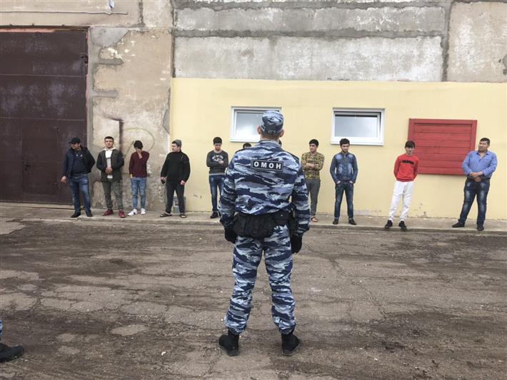 Сотрудники ОМОН и полиции провели оперативно-профилактическую операцию «Нелегал-2018» 
