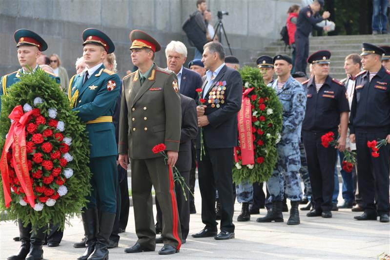 Военнослужащие и сотрудники Северо-Западного округа Росгвардии почтили память жертв блокадного Ленинграда