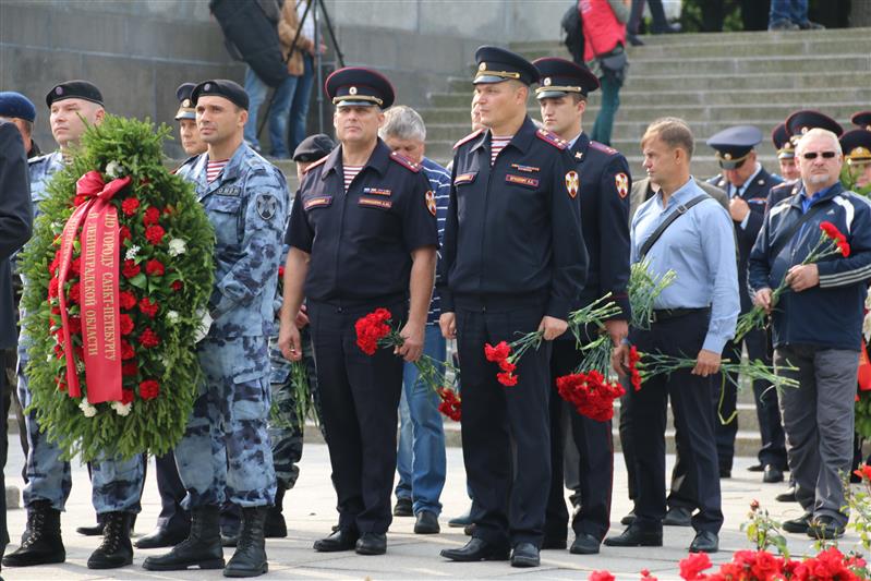 Военнослужащие и сотрудники Северо-Западного округа Росгвардии почтили память жертв блокадного Ленинграда