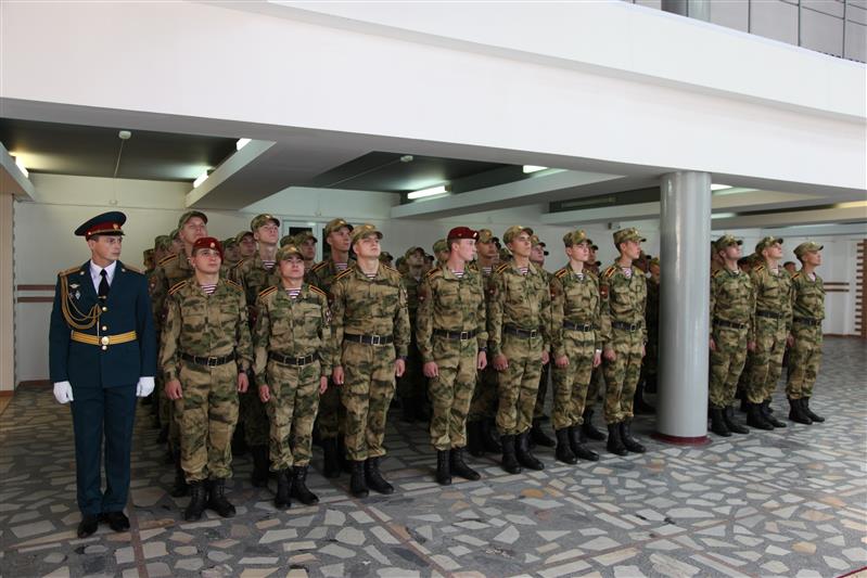 В торжественной обстановке прошла церемония крепления к древку полотнища знамени Новосибирского военного института им. генерала армии И.К. Яковлева и его освящение