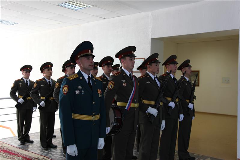 В торжественной обстановке прошла церемония крепления к древку полотнища знамени Новосибирского военного института им. генерала армии И.К. Яковлева и его освящение