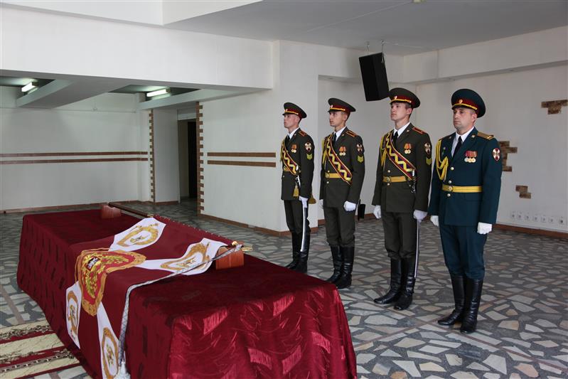 В торжественной обстановке прошла церемония крепления к древку полотнища знамени Новосибирского военного института им. генерала армии И.К. Яковлева и его освящение