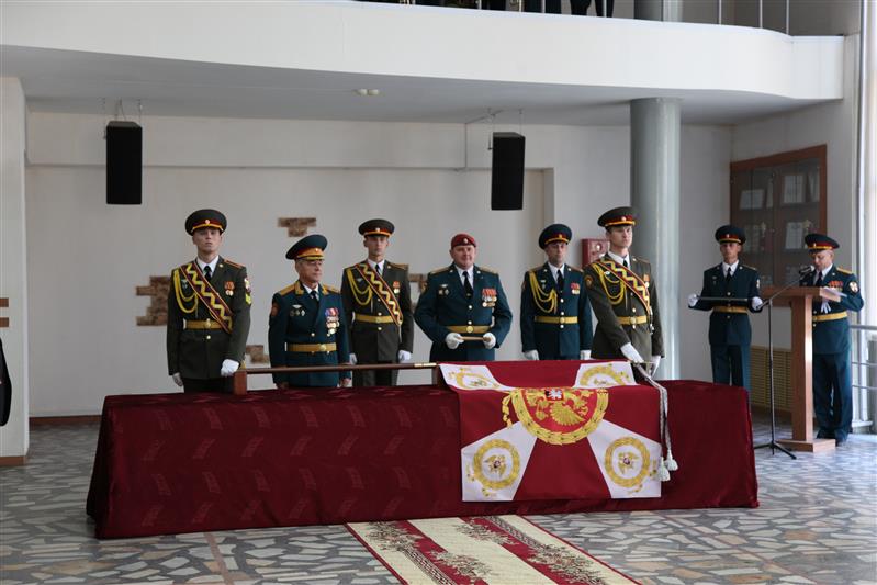 В торжественной обстановке прошла церемония крепления к древку полотнища знамени Новосибирского военного института им. генерала армии И.К. Яковлева и его освящение