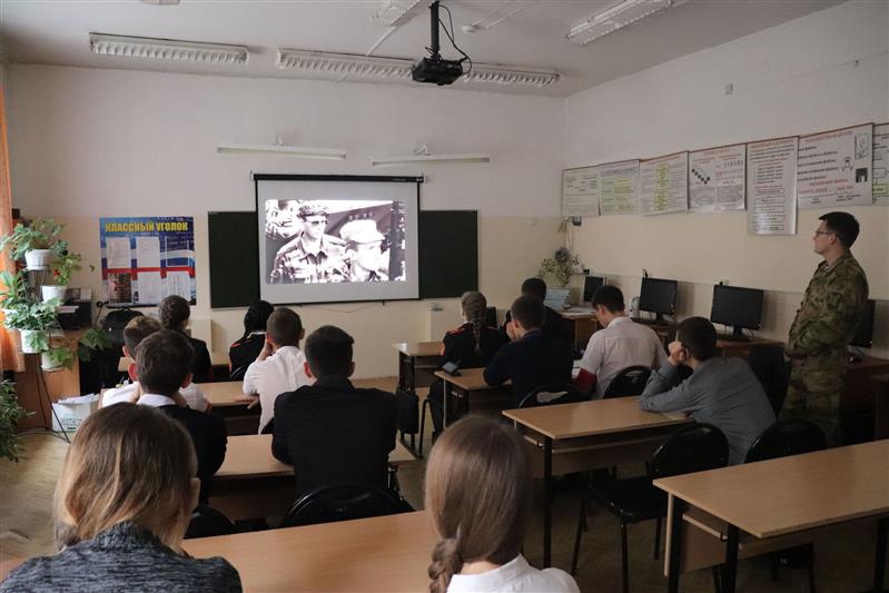 В Йошкар-Оле росгвардейцы рассказали школьникам о Герое России Анатолии Романове