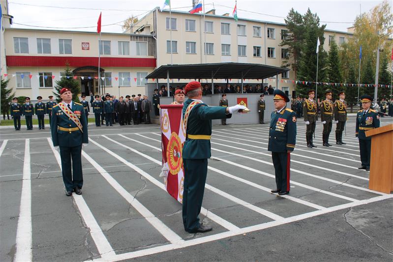 Состоялась торжественная церемония вручения Боевого знамени Новосибирскому военному институту им. И.К. Яковлева (фото, видео)