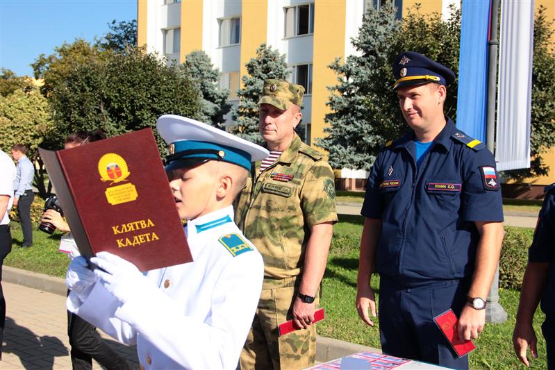 В Краснодаре начальник регионального управления Росгвардии принял участие в церемонии посвящения в кадеты воспитанников