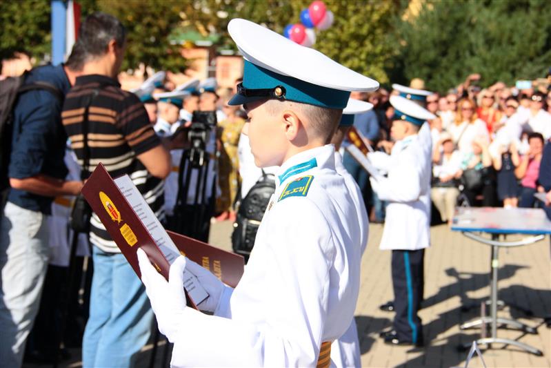 В Краснодаре начальник регионального управления Росгвардии принял участие в церемонии посвящения в кадеты воспитанников