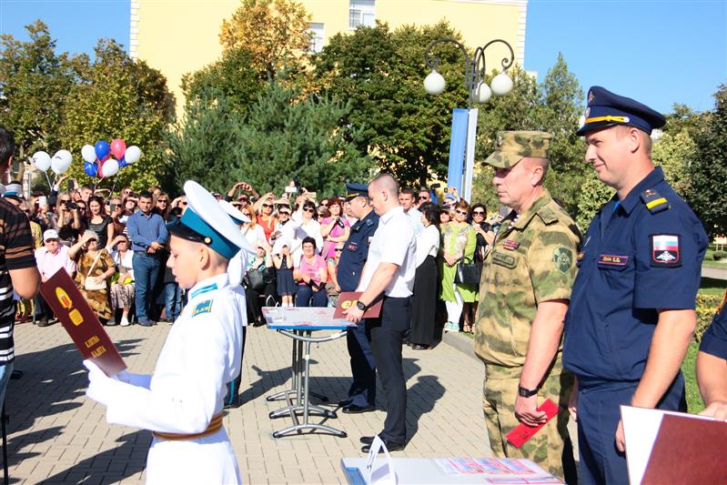 В Краснодаре начальник регионального управления Росгвардии принял участие в церемонии посвящения в кадеты воспитанников