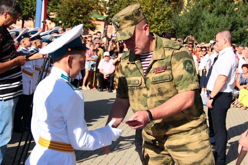 В Краснодаре начальник регионального управления Росгвардии принял участие в церемонии посвящения в кадеты воспитанников