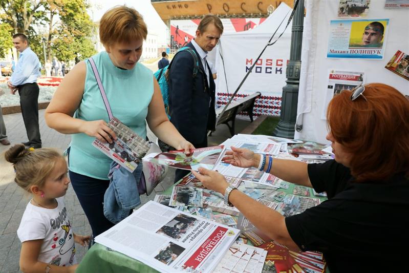 Творческий коллектив журнала «На боевом посту» и артисты Ансамбля песни и пляски Центрального округа Росгвардии поздравили москвичей с Днём города 