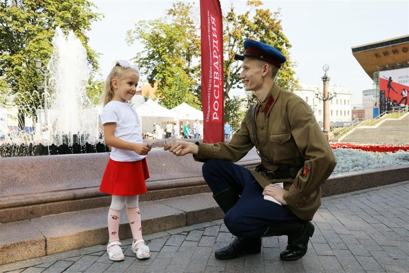 Творческий коллектив журнала «На боевом посту» и артисты Ансамбля песни и пляски Центрального округа Росгвардии поздравили москвичей с Днём города 