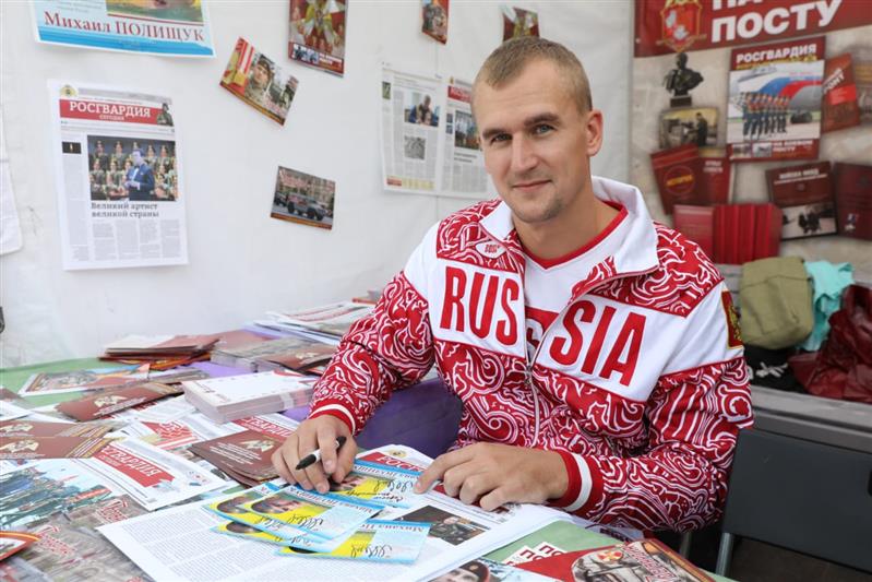 Творческий коллектив журнала «На боевом посту» и артисты Ансамбля песни и пляски Центрального округа Росгвардии поздравили москвичей с Днём города 