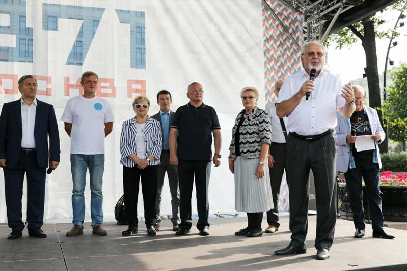 Творческий коллектив журнала «На боевом посту» и артисты Ансамбля песни и пляски Центрального округа Росгвардии поздравили москвичей с Днём города 