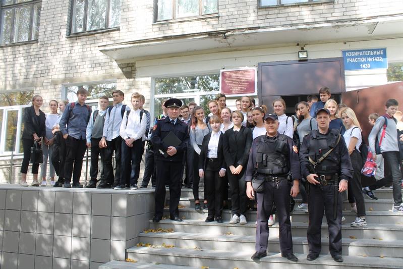 В Екатеринбурге накануне 70-летия Героя России генерал-полковника Анатолия Романова росгвардейцы провели тематические Уроки мужества со школьниками