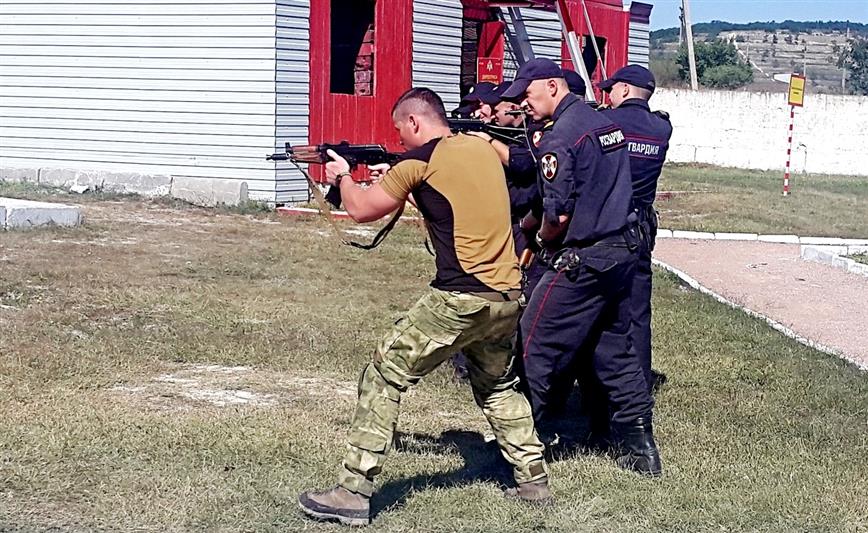 В Республике Крым сотрудники вневедомственной охраны Росгвардии и спецподразделения СОБР провели совместное тактико-специальное занятие