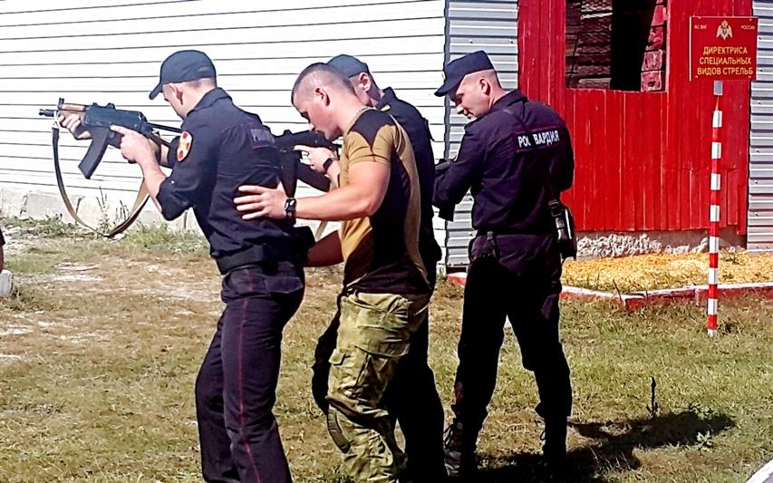 В Республике Крым сотрудники вневедомственной охраны Росгвардии и спецподразделения СОБР провели совместное тактико-специальное занятие